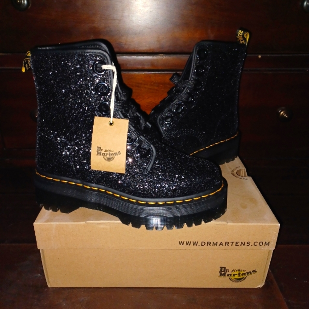 NWT Dr. MARTENS Molly Platform Boots